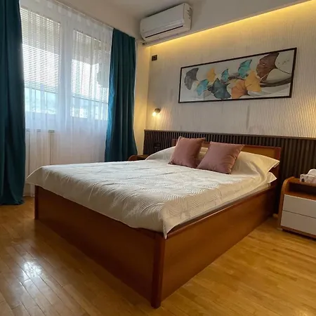 D & E Apartment *